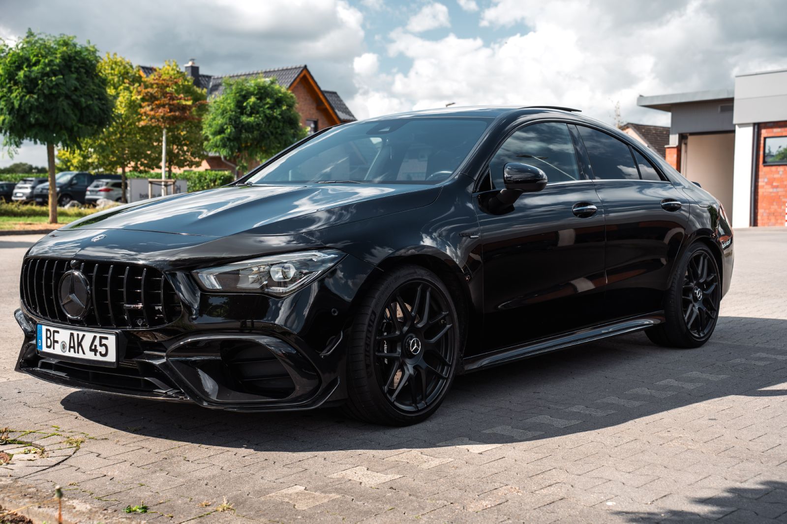 Mercedes-AMG CLA 45 in Schwarz – Frontansicht